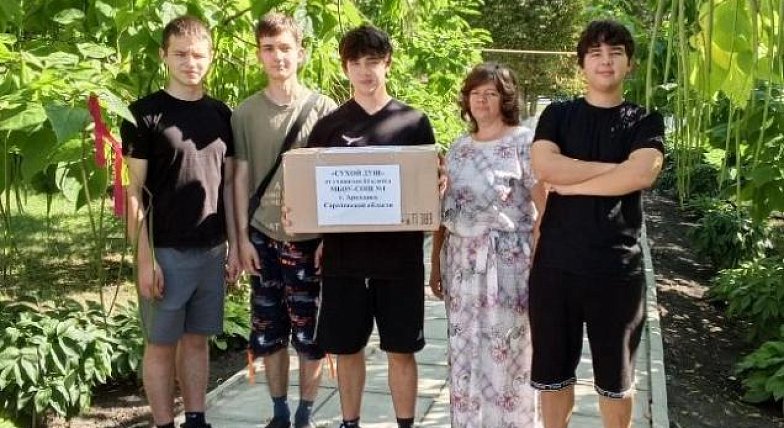 Школьники из Аркадака изготавливают «сухой армейский душ»