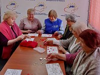 В Центре соцобслуживания пенсионеры проводят время с удовольствием и пользой