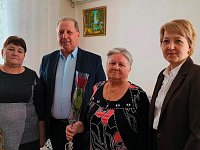 Глава района Николай Луньков поздравил с весенним праздником двух замечательных женщин