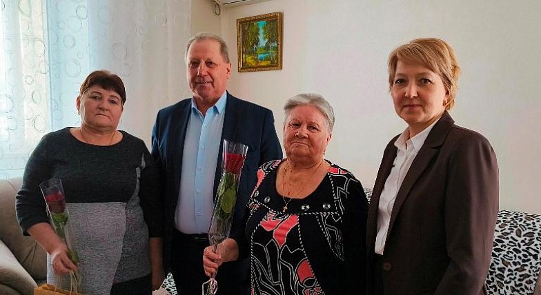 Глава района Николай Луньков поздравил с весенним праздником двух замечательных женщин