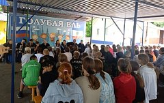 В лагере "Голубая ель" дети проводят время весело и интересно