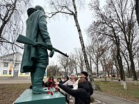 В День Неизвестного Солдата аркадакская молодёжь возложила цветы к памятнику