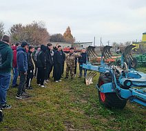 Юноши Аркадакского техникума механизации сельского хозяйства побывали в одном фермерском хозяйстве района