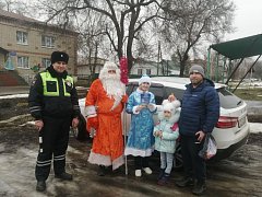 Правила дорожного движения аркадакцы повторяли вместе с Дедом Морозом и Снегурочкой