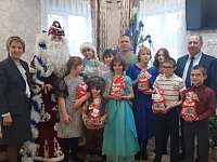 Семьи участников СВО, многодетные и семьи, находящиеся в трудной жизненной ситуации, принимали поздравления от главы района Николая Лунькова