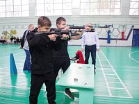 Аркадакские школьники стреляли по мишеням и проверяли свою меткость 