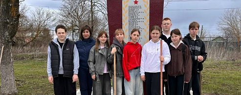 Школьники Аркадака привели в порядок территорию у памятника воинам-железнодорожникам