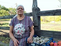 Жительница села Семёновки по-матерински благословляет поезда с бойцами, идущими на СВО