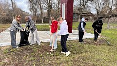 Школьники Аркадака привели в порядок территорию у памятника воинам-железнодорожникам