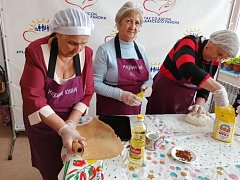 Аркадакские получатели социальных услуг запекли булочки в форме жаворонков