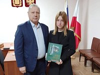 Глава Аркадакского района Николай Луньков вручил памятный знак семье героя