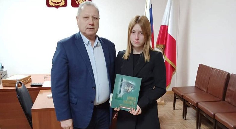 Глава Аркадакского района Николай Луньков вручил памятный знак семье героя