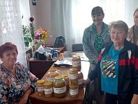 Краснознаменцы накрутили яблочный сок для бойцов