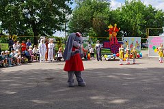 На площадке у районного Дома культуры аркадакские дети играли, пели, танцевали