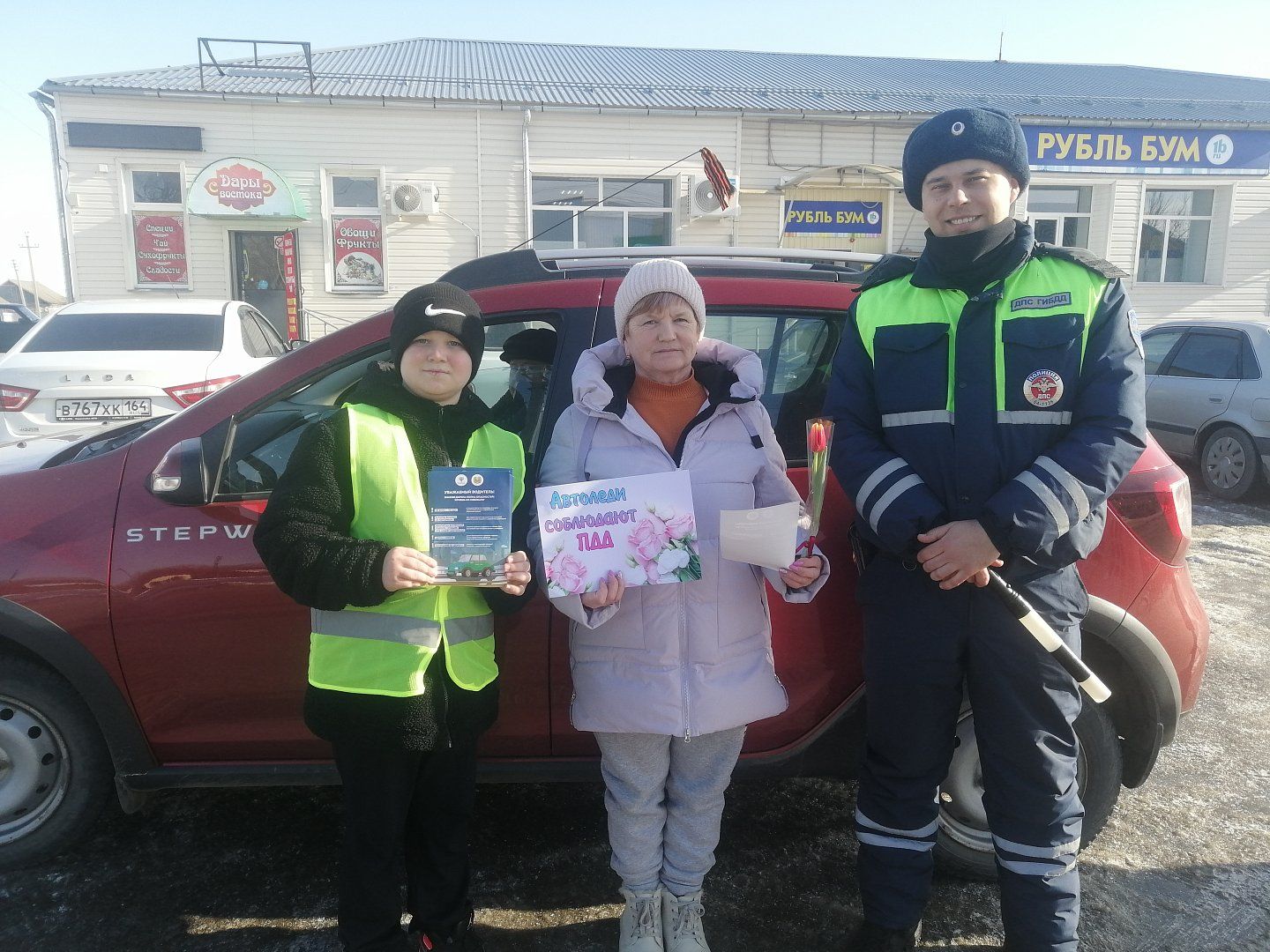 В преддверии 8 Марта сотрудники ГАИ совместно с юными инспекторами движения  поздравили женщин с праздником — «Аркадак», новости