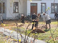 Трудовой десант из учеников и педагогов Баклушинской школы  навёл порядок и чистоту