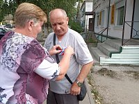 На улицах Аркадака раздавали ленты российского триколора