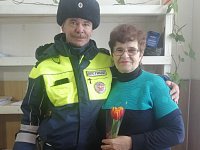 Сотрудники Госавтоинспекции поздравили ветерана службы Веру Чернявскую с праздником 