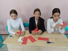 Аркадакские школьники к Дню народного единства сделали голубя мира в технике оригами