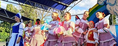 В микрорайоне молочно-консервного комбината  прошёл праздник «Любимый уголок», приуроченный к Году единства народов России