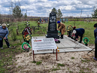 Большежуравцы убрались у памятника лётчикам