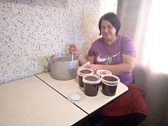 Аркадакские женщины для наших  бойцов сушат яблоки и варят варенье