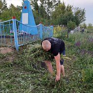 Кистендейские волонтёры убрали территорию братского захоронения