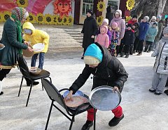 На городской площади Аркадака весело и радостно проводили Зиму