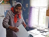 Большежуравская жительница Любовь Бурдакова порадовала избирательную комиссию чтением стихов