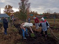 В Красном Знамени благоустраивают территорию вокруг детского сада