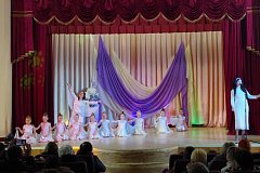 Весеннее настроение, песни и танцы дарили аркадакским женщинам творческие коллективы районного Дома культуры