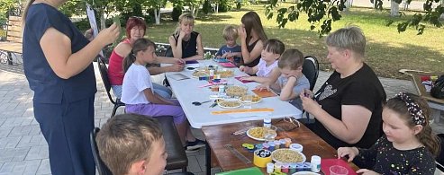 Семьи Аркадакского района мастерили фоторамки к празднику семьи, любви и верности