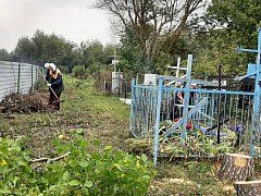 В Семёновке работники культуры стали инициаторами осенней уборки на кладбище