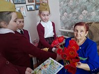 Третьеклассники городской средней школы № 3 поздравили с Днём Победы Нину Ивановну Овадёнкову