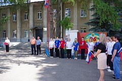 Глава района принял участие в торжественной церемонии поднятия российского триколора