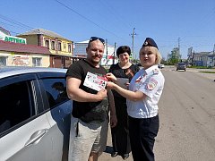 В Аркадаке участникам дорожного движения вручили георгиевские ленточки