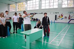 Аркадакские школьники стреляли по мишеням и проверяли свою меткость 