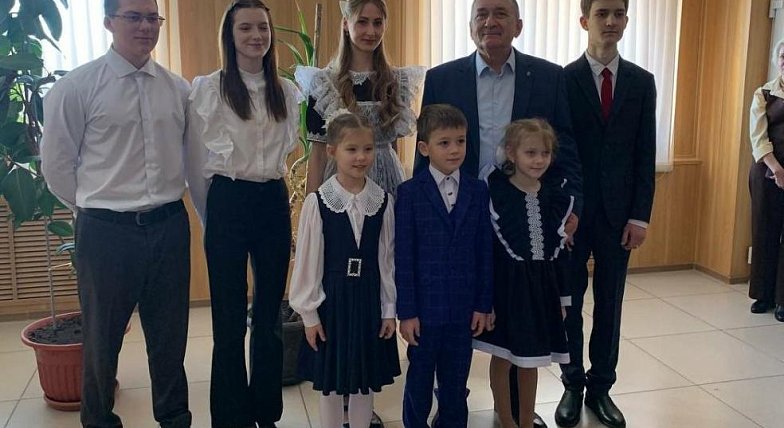 Искренние улыбки и добрые пожелания  в день рождения получил депутат в своем округе от земляков