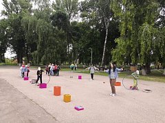 В городском парке дети из пришкольного лагеря соревновались в ловкости, быстроте и силе