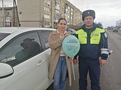 Сотрудники аркадакской Госавтоинспекции поздравили женщин-водителей с Днём матери