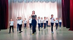 Кристина Кулипанова из Балашовского колледжа искусств провела мастер-класс для аркадакских детей, занимающихся хореографией