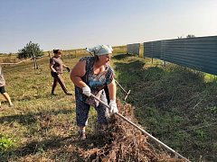 В Семёновке убрали территорию сельского кладбища