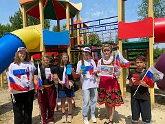 В честь Дня России в Аркадакском районе прошла патриотическая акция «Российский триколор»