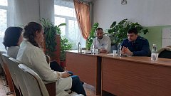 Главный врач Александр Плеханов провел встречу с жителями района в конференцзале поликлиники