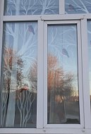 На окнах детского сада «Светлячок» появились новогодние узоры