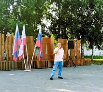 В аркадакском сквере Юбилейный звучали песни и исполнялись танцы
