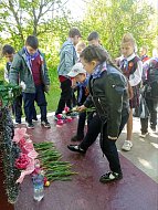 У памятника погибшим в годы Великой Отечественной войны железнодорожникам звучали детские голоса