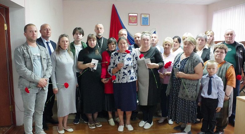 В Аркадаке семьям погибших участников СВО вручили памятные знаки