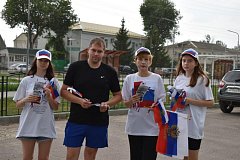 Жителям Аркадака в День Государственного флага России раздают тематические буклеты и сотню лент триколора
