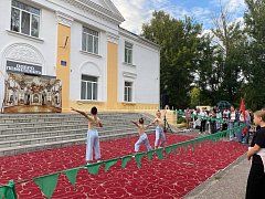 Аркадакские артисты подарили зрителям задушевные песни и яркие танцы